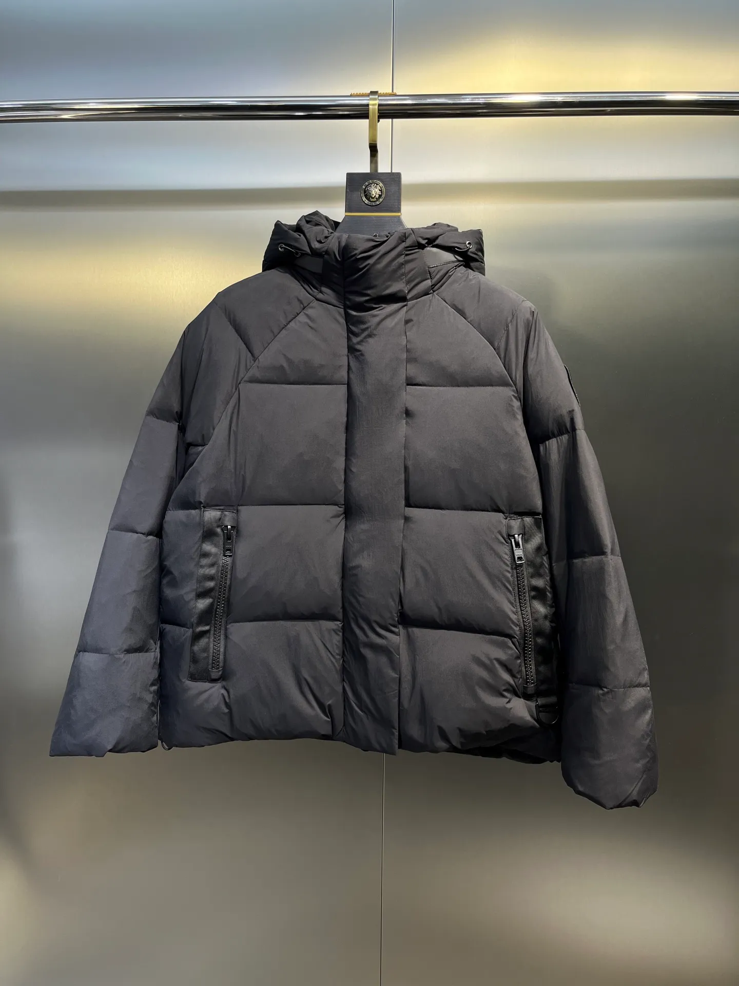 P740 Canada Goose🌟Ouyang Nana's same style 3m reflective black label down jacket junction junction parka is light weight and warm. The Junction Parka is made from soft enduraluxe fabric with cordura for added durability in high-wear areas, making it lightweight and durable. 360-degree reflective strips on the collar improve visibility in low-light environments. Features a removable hood for easy wearing during transitional periods when the weather warms up.  size：xs-xxl